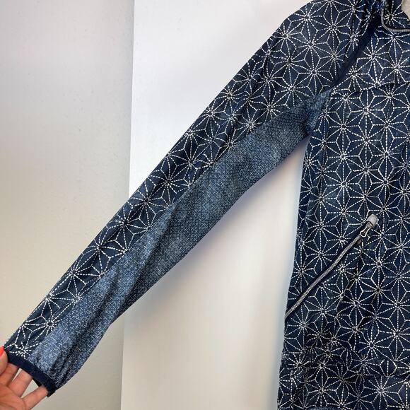Lululemon Size 2 Blue Printed 1/2 Zip Windbreaker Hooded Jacket - Picture 4 of 14